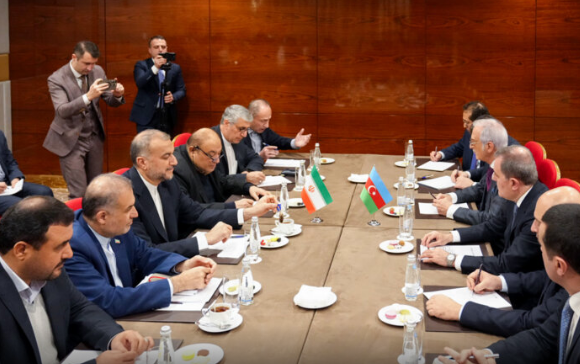 وزیر امور خارجه در پایان دیدار با همتای خود از جمهوری آذربایجان در جمع...
