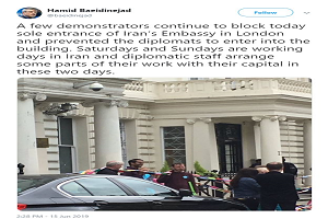 مسدود کردن در ورودی سفارت ایران در لندن توسط چند معترض