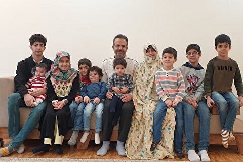 زن بلاگر فرزندآوری با ۱۰ فرزندش از ایران مهاجرت کرد