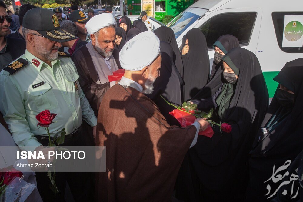 اهدای گل به زنان پلیس مجری طرح نور فراجا