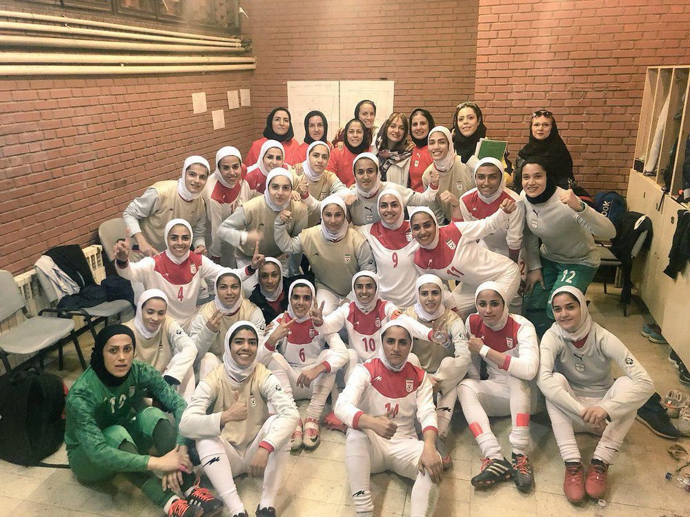 مهناز افشار در کنار زنان ملی‌پوش فوتبال+عکس