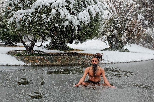 شنای عجیب جوان تهرانی در حوضچه یخ‌زده پارک!/عکس
