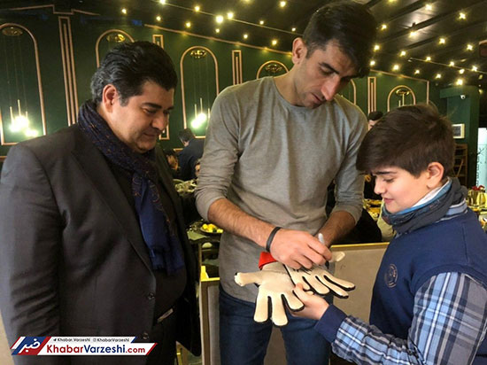 بیرانوند دستکش خود را به پسر سالار عقیلی داد +عکس