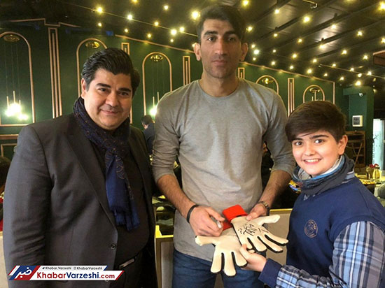 بیرانوند دستکش خود را به پسر سالار عقیلی داد +عکس