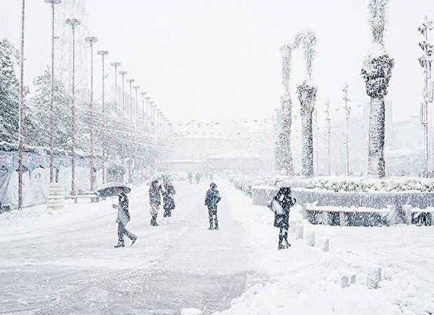 بارش برف در رشت/ تصویری