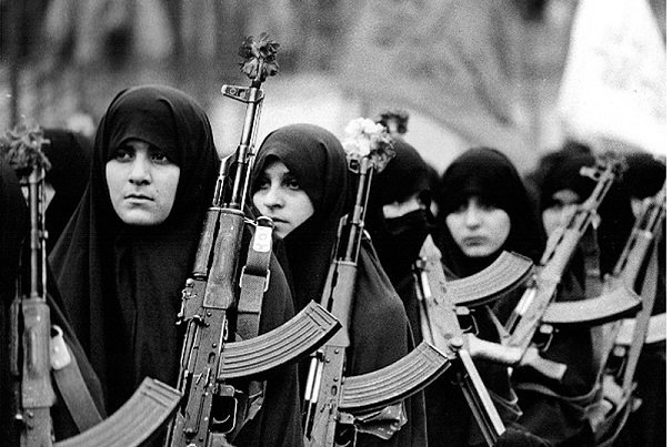 اسوه بودن حضرت فاطمه (س) در هویت بخشی به زنان ایرانی؛ از انقلاب اسلامی تا امروز