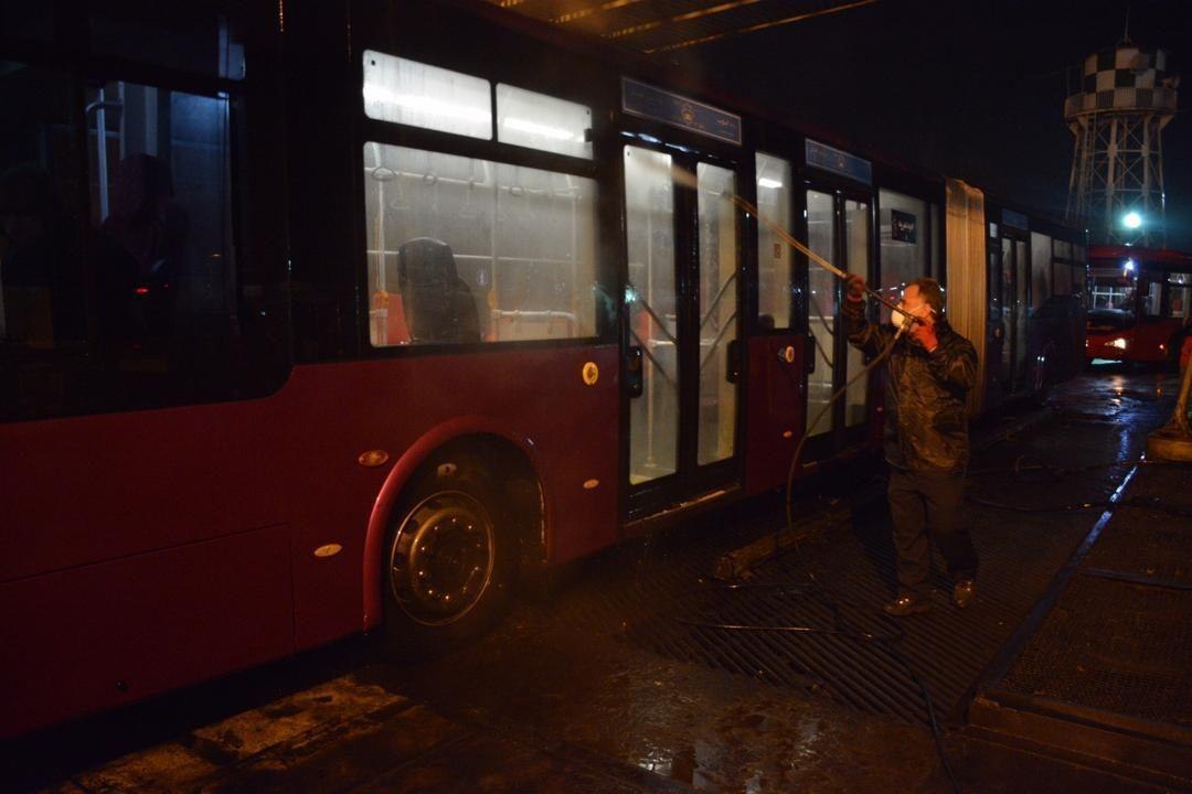 ضدعفونی اتوبوس‌های درون شهری/ عکس