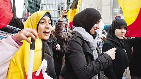 اعتراض زنان مسلمان آلمانی به برگزاری کنفرانس «حجاب اسلامی؛ نماد کرامت یا ظلم؟»