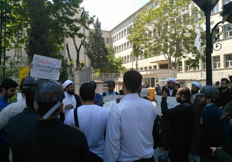 نه به خصوصی سازی افسارگریخته، شعار تجمع کنندگان امروز مقابل وزارت اقتصاد+تصاویر
