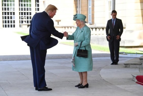 روش عجیب دست دادن ترامپ به ملکه الیزابت سوژه شد+عکس