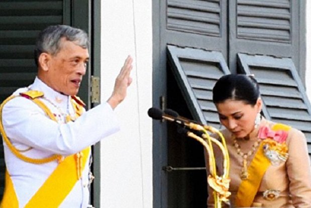 زندگی عجیب پادشاه تایلند/ از ازدواج با بادیگارد شخصی تا انتشار عکسی که سایت دربار را مسدود کرد + تصاویر