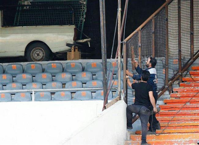 اقدام بحث‌برانگیز در جایگاه بانوان در استادیوم آزادی؛ قفس فلزی +عکس