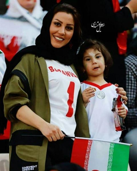 حضور همسر و دختر علیرضا بیرانوند در استادیوم آزادی! +عکس