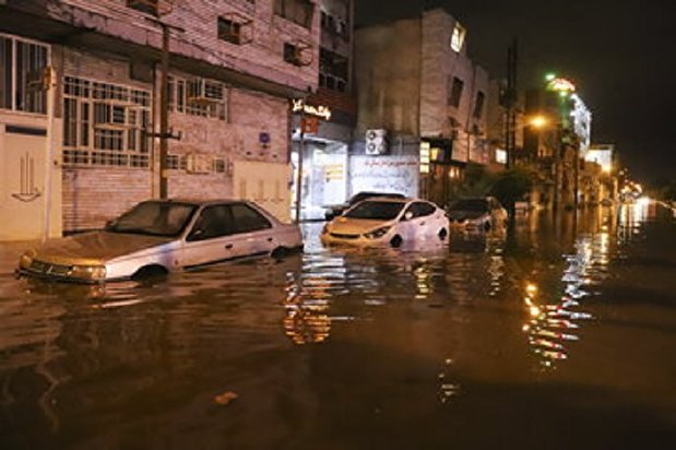 آب گرفتگی شدید در خیابانها و معابر و برخی منازل اهواز/ تصویری