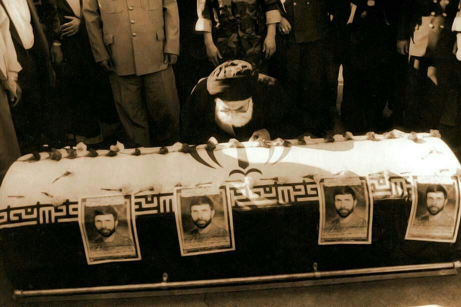 بوسه رهبر انقلاب بر تابوت شهید صیاد شیرازی +عکس