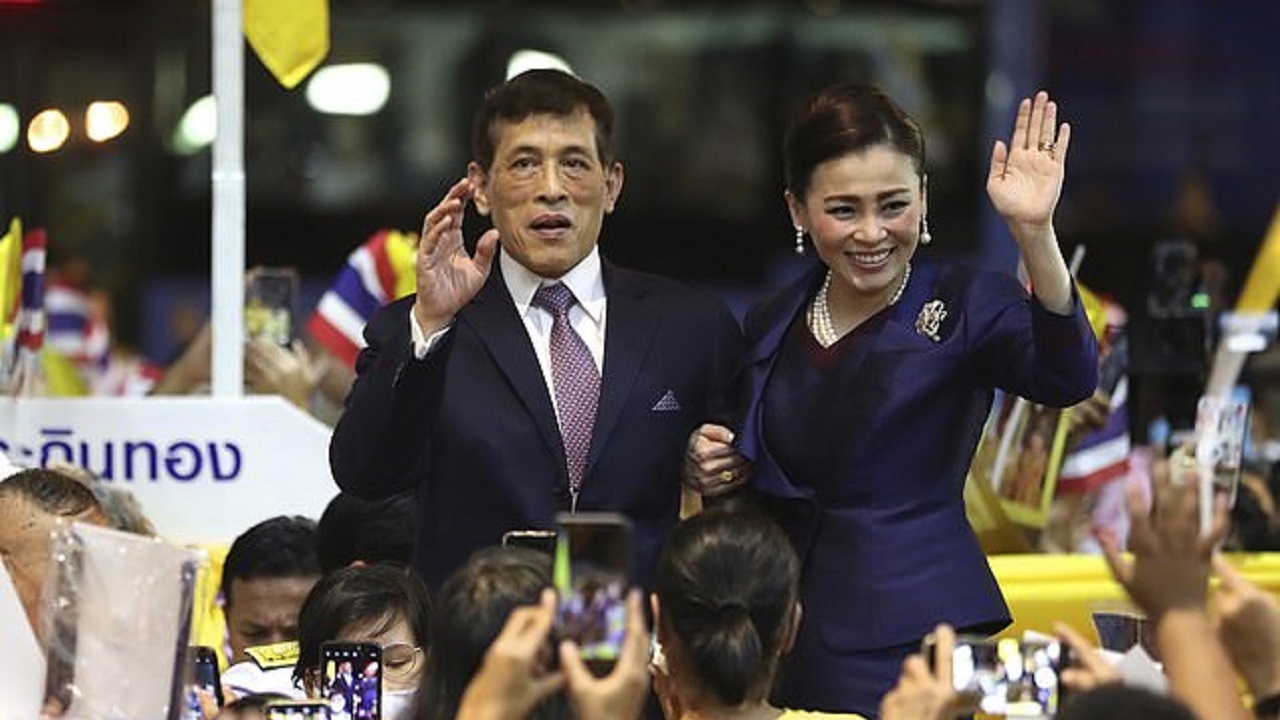 جاروکشی پادشاه تایلند و معشوقه جنجالی‌اش در زندان!+ عکس