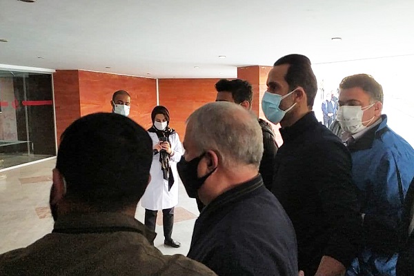 حضور علی پروین در بیمارستان برای پیگیری احوال انصاریان+ عکس