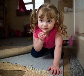 دختری که فرش می‌خورد + تصاویر