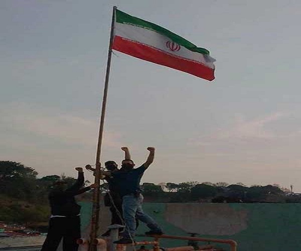 عکس/برافراشته شدن پرچم ایران به نشانه تقدیر در ونزوئلا
