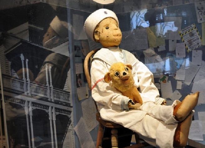 عروسک آنابل واقعی در موزه + عکس