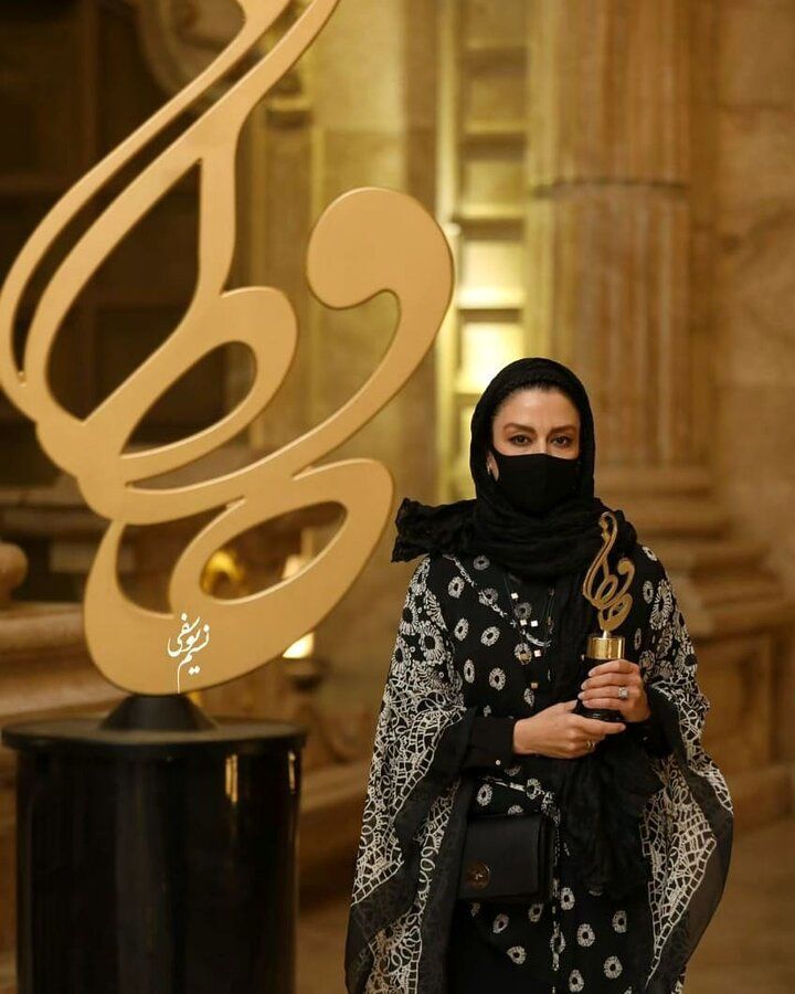 پوشش متفاوت خانم بازیگر در جشن حافظ + عکس