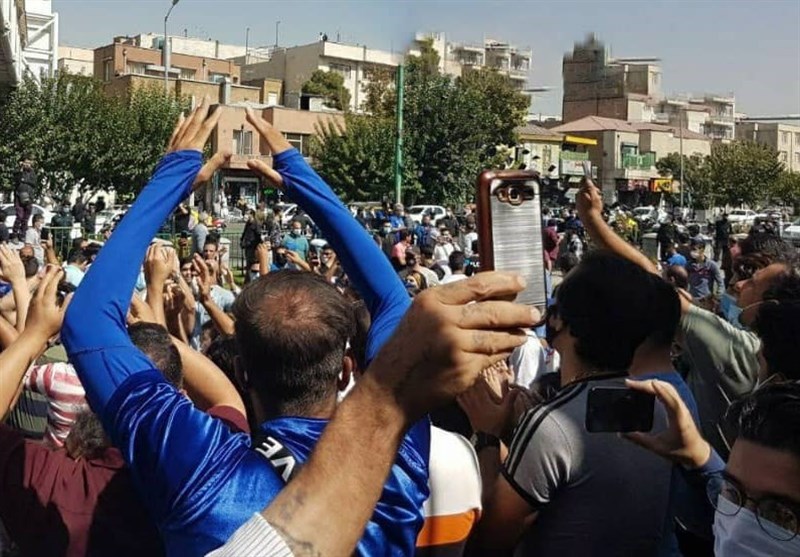 تجمع استقلالی‌ها مقابل مجلس و شعار علیه آذری جهرمی + عکس