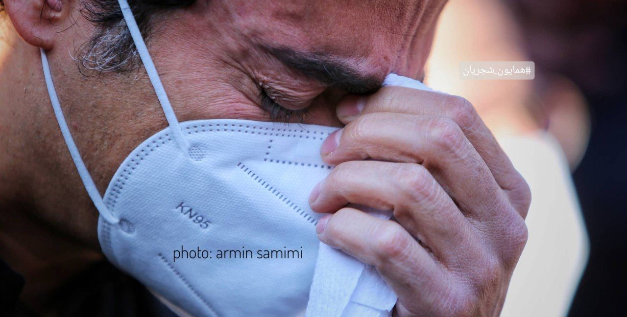 اشک‌های همایون و مژگان شجریان پس از خاکسپاری پدر + عکس