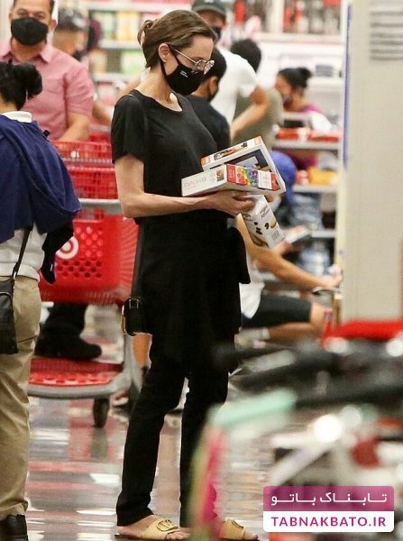 سوژه شدن آنجلینا جولی  هنگام خرید در دوران کرونا+عکس