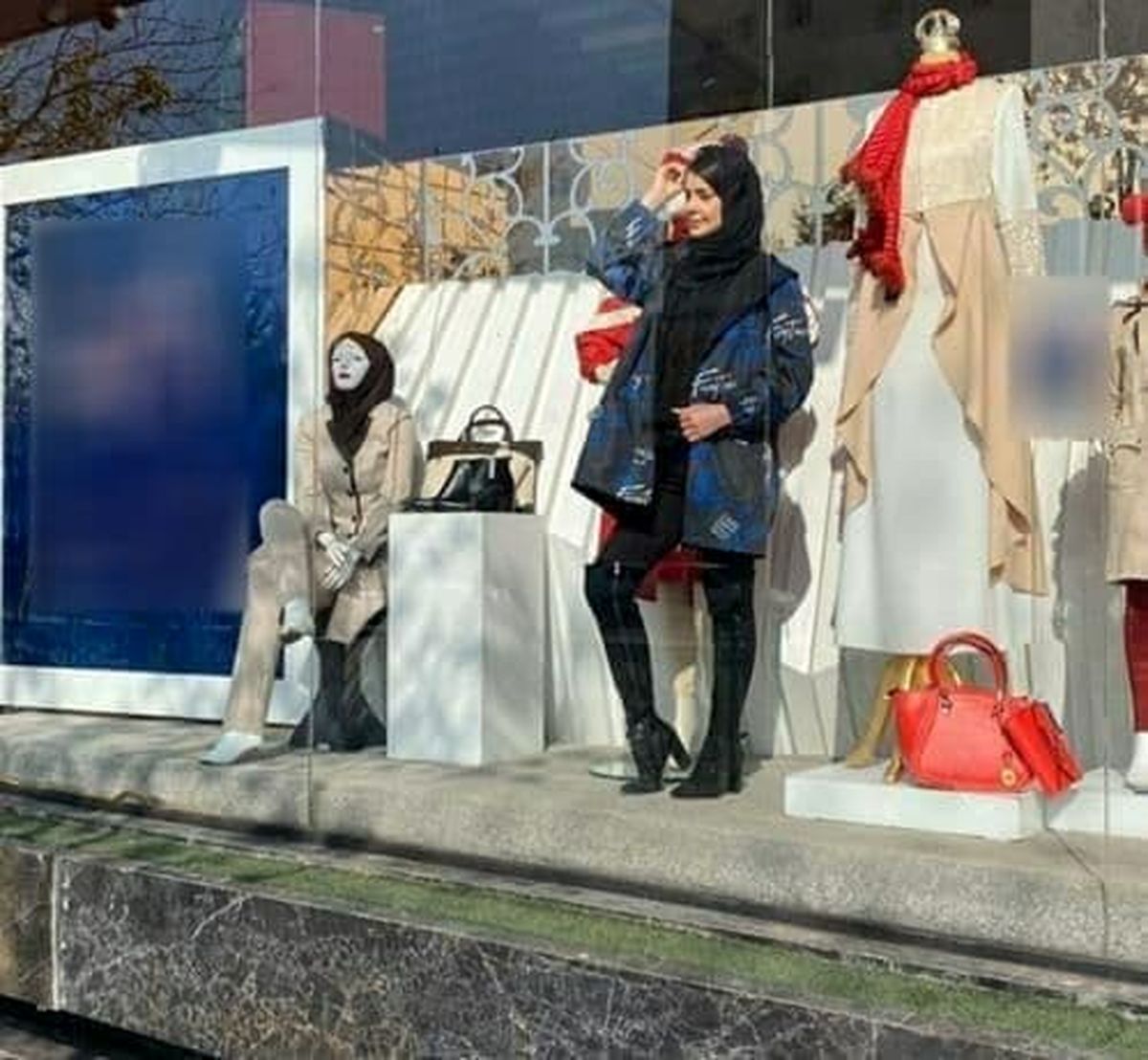 دختر مانکن در ویترین یک مغازه در مشهد غوغا به پاکرد + عکس