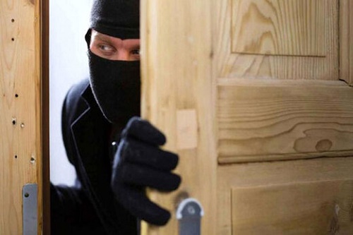 سرقت خونین از منزلی در وکیل آباد مشهد به بهانه فروش پتو و پارچه+ فیلم