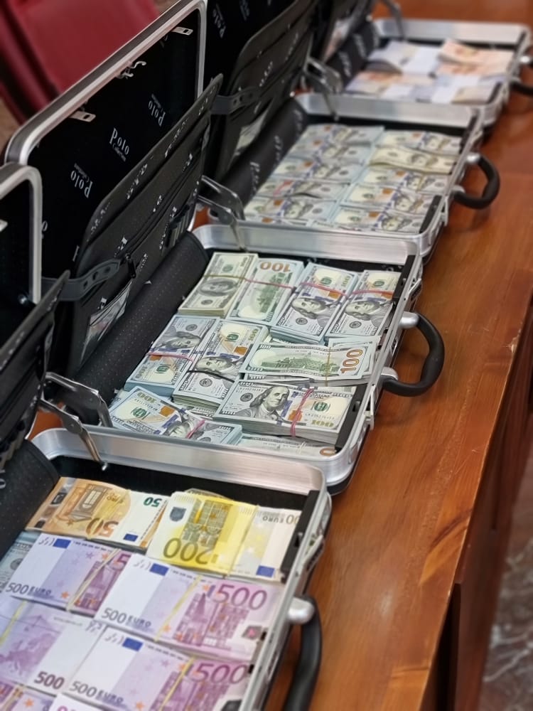 رونمایی از کیف‌های دلار و یورو‌های رشوه در دادگاه شهرداری لواسان+ تصاویر