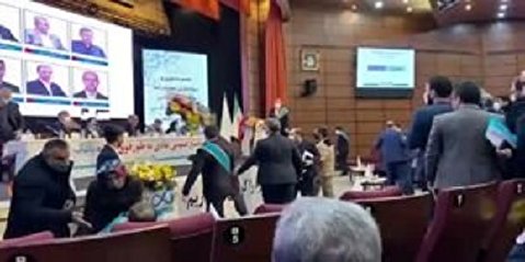 دعوا و درگیری در جلسه مجمع بانک دی+ فیلم