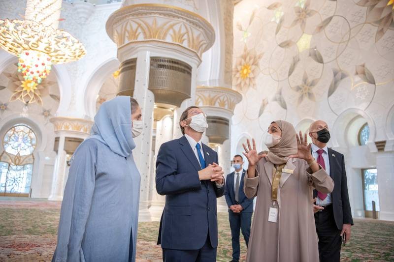 رئیس رژیم صهیونیستی به مسجد«شیخ زاید» رفت+ عکس