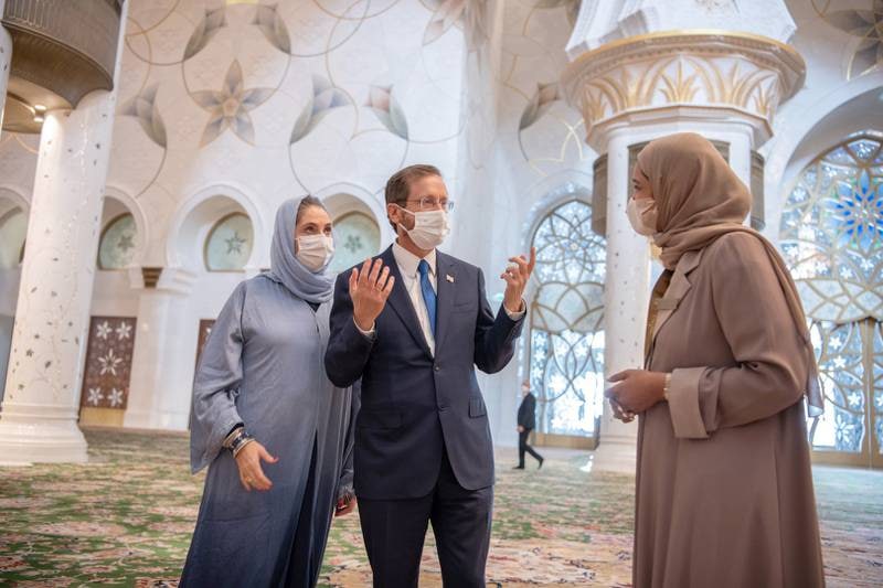 رئیس رژیم صهیونیستی به مسجد«شیخ زاید» رفت+ عکس