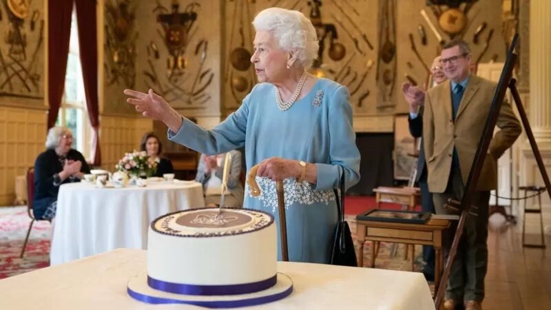 مقایسه جالب کیک ملکه انگلیس در مقابل کیک تولد بهنوش بختیاری + عکس
