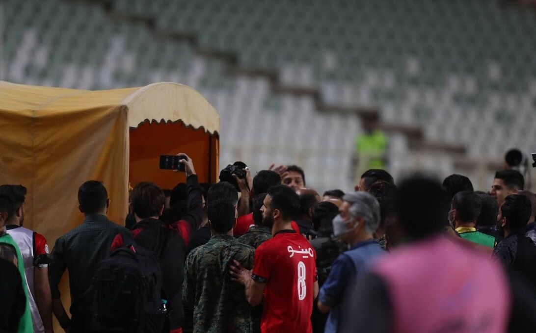 عکس| درگیری شدید بازیکنان سپاهان و پرسپولیس در پایان بازی