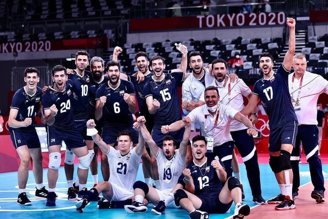 عکس یادگاری بازیکنان والیبال ایران پس از پیروزی مقابل لهستان