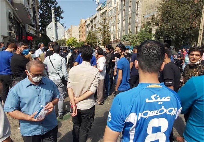 تجمع دوباره هواداران استقلال مقابل وزارت ورزش + عکس