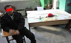 متهم سابقه داری که با جعل عنوان پلیس اتاق بازجویی داشت!+ فیلم