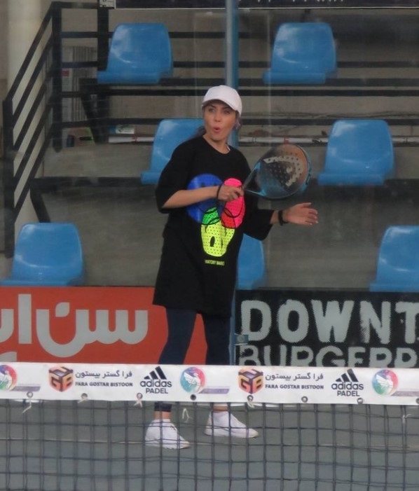 حدیث فولادوند در حال ورزش تنیس