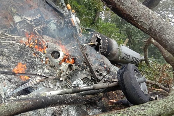 سقوط بالگرد حامل رئیس ستاد کل ارتش هند+ عکس و فیلم