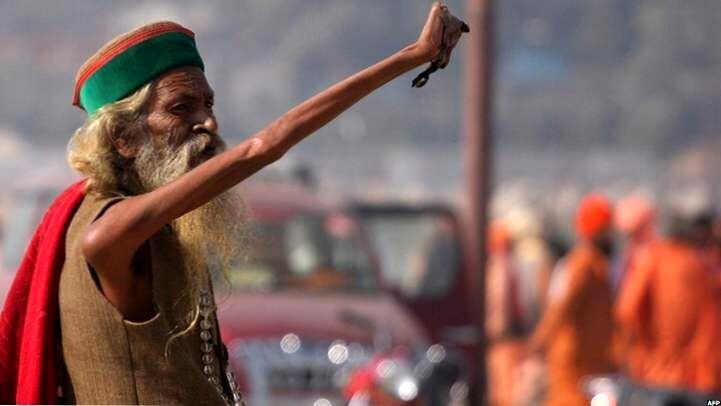 مرد هندو ۴۵ سال دستش را بالا نگه داشته! + عکس