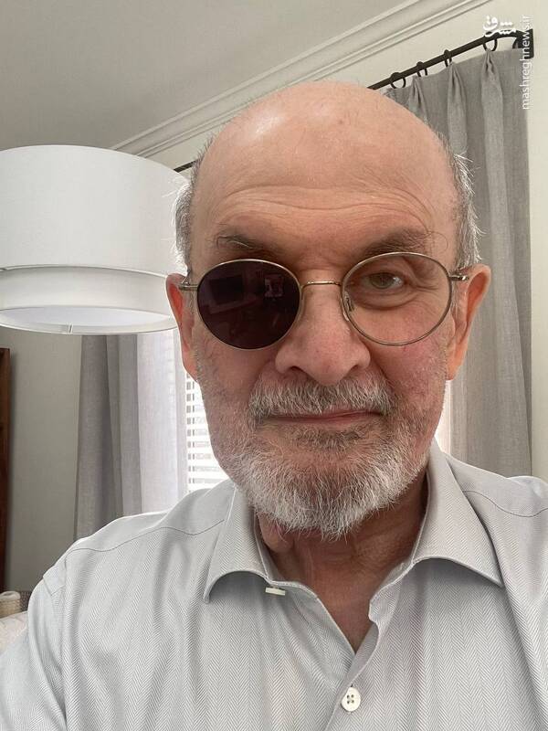 سلمان رشدی ۶ ماه پس از حمله +‌عکس