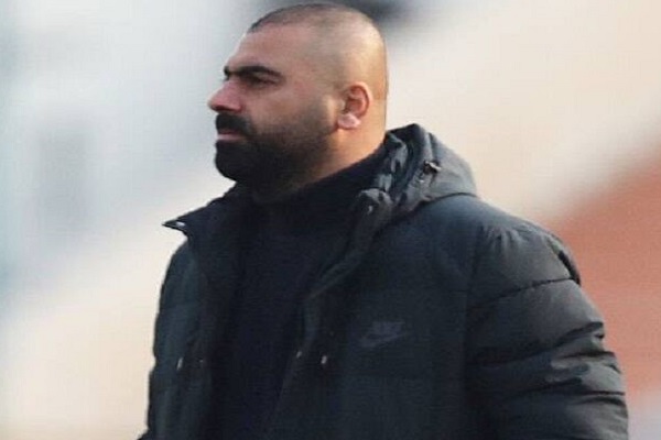 تشویق یک پرسپولیسی توسط هواداران استقلال