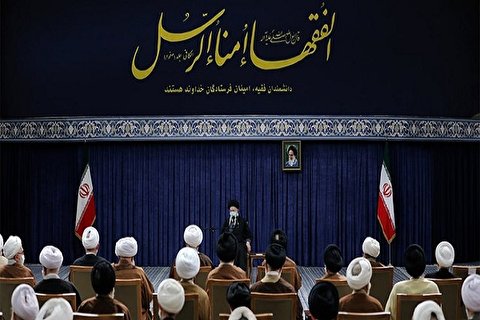 رهبر انقلاب: علما جهاد تبیین را جدی بگیرند/ از شبهه نباید رنجید، شبهه‌ها مثل این تحریم‌هاست؛ ما را وادار می‌کند بیشتر فکر کنیم