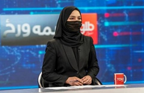 با دستور طالبان، مجری های زن در تلویزیون های خصوصی افغانستان، با نقاب...