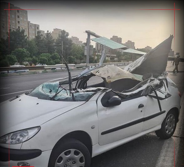 سقوط تابلو بر روی خودرو در تهران/ مصدومیت 9 نفر + عکس