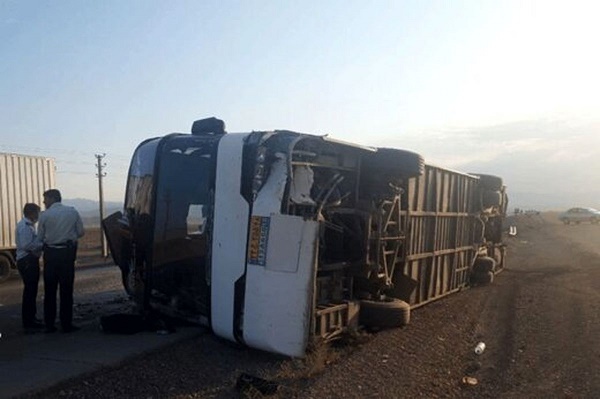 واژگونی اتوبوس در محور اراک ـ بروجرد با 2 کشته و 59 مصدوم+ فیلم