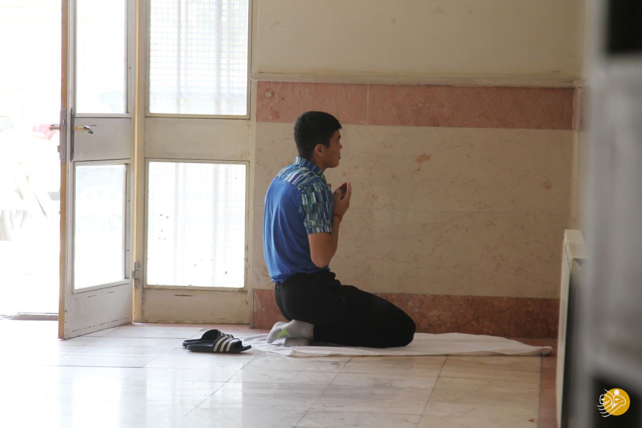 مهاجم سابق پرسپولیس در حال عبادت+ عکس
