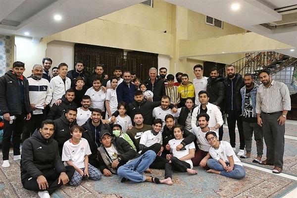 اقدام خیرخواهانه کی‌روش و بازیکنان تیم ملی در خیریه بهشت رضا + عکس